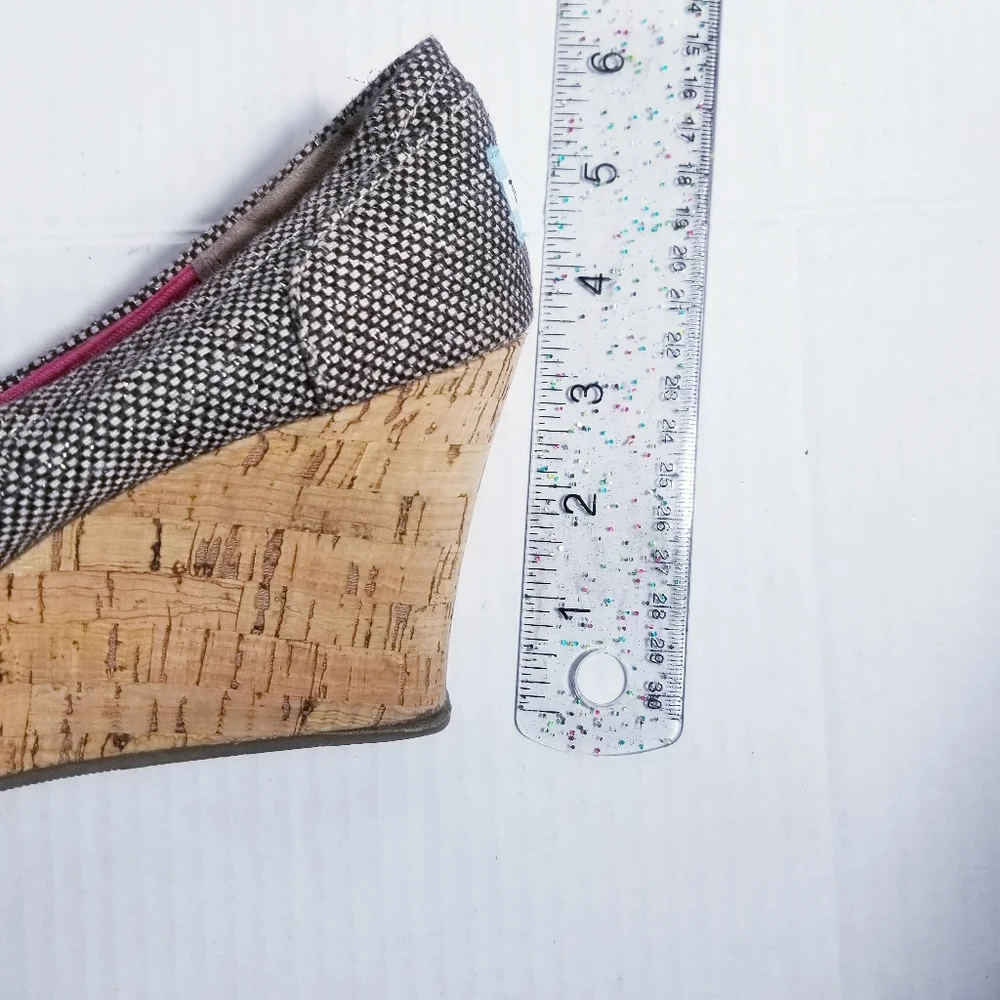 TOMS OPEN TOE WEDGE SIZE 8